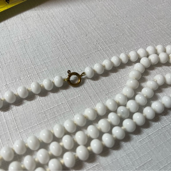 Vintage White Beaded Necklaces and bracelet set. Retro - Picture 10 of 10